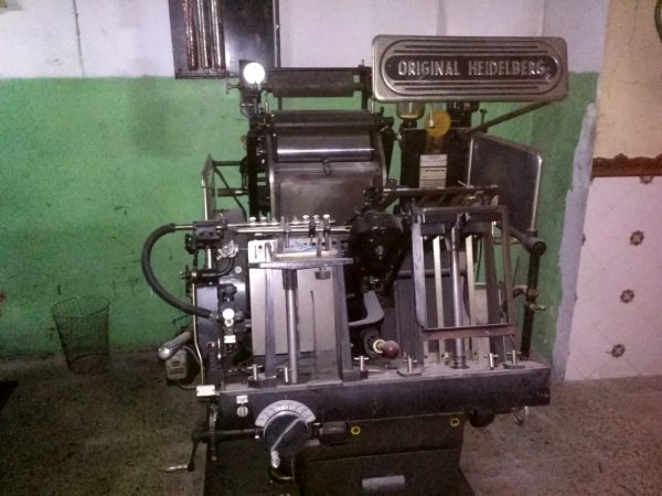 Máquina offset Heidelberg aspas sirve para imprimir y troquelar papel - Maquinara Gráfica Montijo